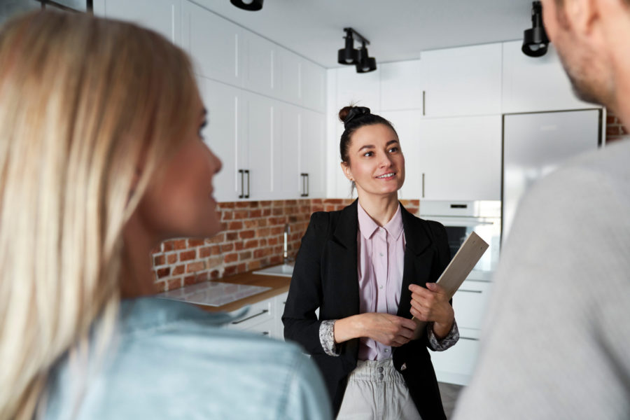 Real Estate Agent, Distanza